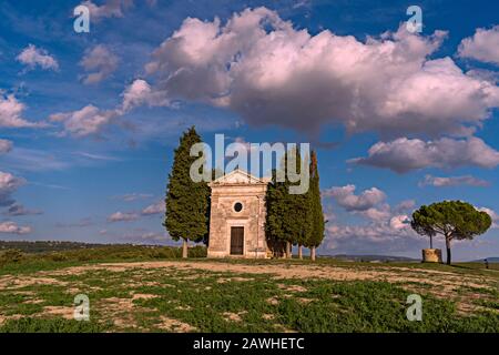 Pienza, Siena, Italia - 30 settembre 2019: La Chiesa della Madonna di Vitaleta è un sito patrimonio dell'umanità dell'UNESCO nella zona delle Crete Senesi, Italia Foto Stock