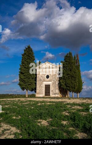 Pienza, Siena, Italia - 30 settembre 2019: La Chiesa della Madonna di Vitaleta è un sito patrimonio dell'umanità dell'UNESCO nella zona delle Crete Senesi, Italia Foto Stock