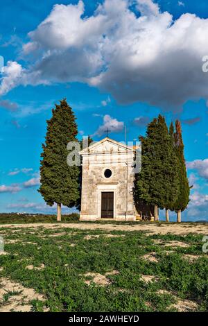 Pienza, Siena, Italia - 30 settembre 2019: La Chiesa della Madonna di Vitaleta è un sito patrimonio dell'umanità dell'UNESCO nella zona delle Crete Senesi, Italia Foto Stock