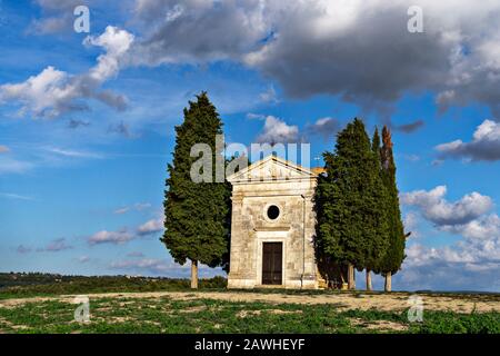 Pienza, Siena, Italia - 30 settembre 2019: La Chiesa della Madonna di Vitaleta è un sito patrimonio dell'umanità dell'UNESCO nella zona delle Crete Senesi, Italia Foto Stock