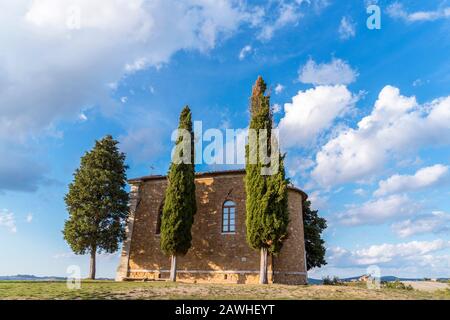 Pienza, Siena, Italia - 30 settembre 2019: La Chiesa della Madonna di Vitaleta è un sito patrimonio dell'umanità dell'UNESCO nella zona delle Crete Senesi, Italia Foto Stock