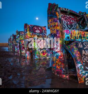 Cadillac Ranch ad Amarillo, Texas di notte Foto Stock