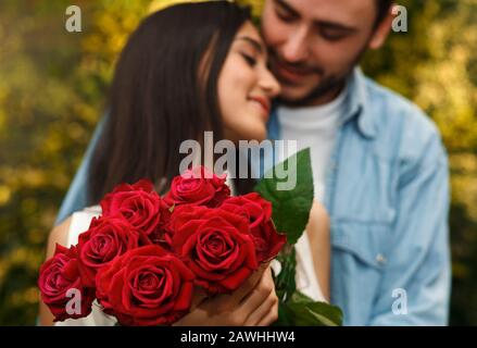 Fidanzato Che Dà Alle Rose Fidanzate Celebrare San Valentino In Cafe Foto Stock