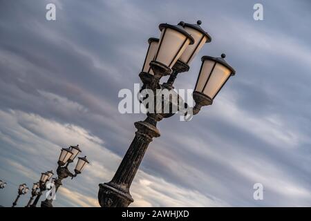 Bari luci fronte mare. Linea costiera e crepuscolo viola e blu cielo. Foto Stock