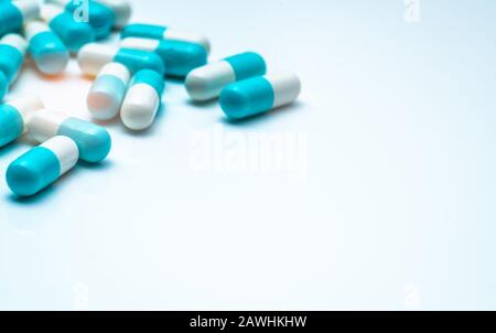 Capsule blu-bianche su sfondo bianco. Concetto di resistenza ai farmaci antibiotici. Capsule pills campionamento nell'industria farmaceutica. Antimicrobail Foto Stock