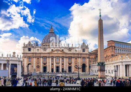 Vaticano, Roma - Vista della Basilica di San Pietro e Piazza del Vaticano, Italia Foto Stock