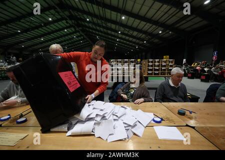 Le urne sono aperte all'RDS di Dublino all'inizio del conteggio Elettorale generale irlandese. Foto Stock