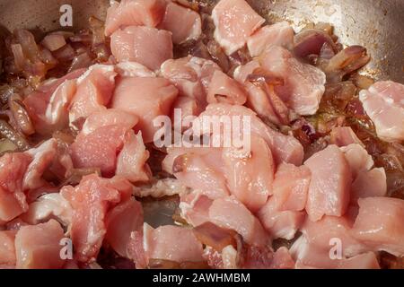 cipolla bollitura in olio con acqua dopo aver bevito leggermente cotto con carne di maiale aggiunta Foto Stock