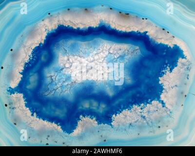 una fetta di cristallo agato blu, primo piano di sfondo in pietra naturale Foto Stock