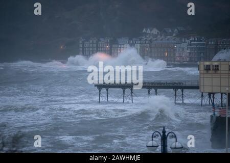 Aberystwyth, Galles, Regno Unito. 9th Feb, 2020. Storm Ciara arriva al mattino alta marea in Aberystwyth, Ceredigion Credit: Atgof.co/Alamy Live News Foto Stock