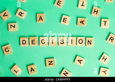 Cercare il concetto di decisione. La parola decisione composta da mucchi di lettere diverse su sfondo verde. Foto Stock