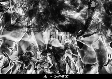 Drammatico Abstract pennacchio di fumo nero naturale e bianco enorme fiamma di fuoco forte, fiamme ad alta temperatura Foto Stock