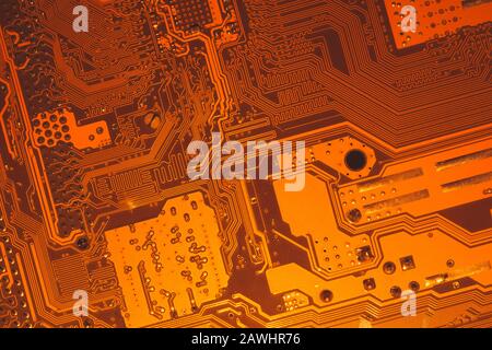 Scheda elettronica a circuito stampato sfondo astratto. Computer scheda madre primo piano. Tecnologie moderne. Micro elementi di computer con connessioni e trac Foto Stock