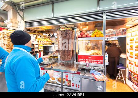 Istanbul - 02 GENNAIO: Venditore di uomini che fanno tradizionale piatto turco Durum o Kebab nella strada di Istanbul il 02 gennaio. 2020 in Turchia Foto Stock