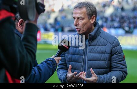 Berlino, Germania. 08th Feb, 2020. Calcio: Bundesliga, Hertha BSC - FSV Mainz 05, 21st matchday, Stadio Olimpico. Il coach Jürgen Klinsmann di Hertha BSC parla in un'intervista. Credito: Andreas Gora/dpa - NOTA IMPORTANTE: In conformità con le norme del DFL Deutsche Fußball Liga e del DFB Deutscher Fußball-Bund, è vietato sfruttare o sfruttare nello stadio e/o dal gioco fotografato sotto forma di immagini di sequenza e/o serie di foto video-simili./dpa/Alamy Live News Foto Stock