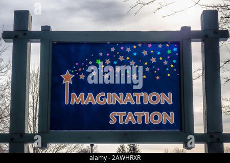 Oswego, New York, Stati Uniti. 23 Gennaio 2020. Area giochi per bambini Imagination Station Sign in Breitbeck Park a Oswego, New York, su un cast di af invernale Foto Stock