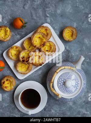 Pastel de nata, de Belem, conosciuta anche come crostata portoghese è una pasta portoghese alla crostata di uova Foto Stock