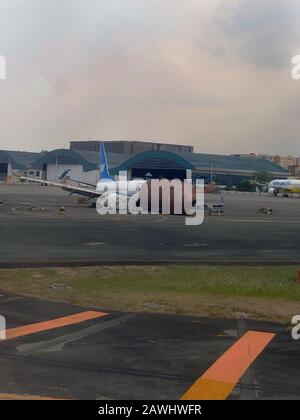 Un aereo danneggiato all'aeroporto di Puerto Princesa a Palawan, Filippine Foto Stock