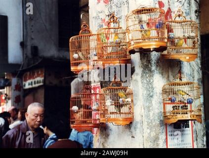 Hong Kong - CIRCA 1990: La via di Hong Lok o la cosiddetta strada dell'uccello a hong kong intorno al 1990, era uno del punto panoramico famoso ma ricostruisce al centro commerciale dopo 1997. Foto Stock