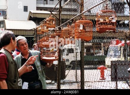 Hong Kong - CIRCA 1990: La via di Hong Lok o la cosiddetta strada dell'uccello a hong kong intorno al 1990, era uno del punto panoramico famoso ma ricostruisce al centro commerciale dopo 1997. Foto Stock