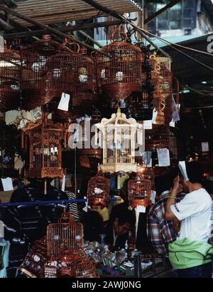 Hong Kong - CIRCA 1990: La via di Hong Lok o la cosiddetta strada dell'uccello a hong kong intorno al 1990, era uno del punto panoramico famoso ma ricostruisce al centro commerciale dopo 1997. Foto Stock