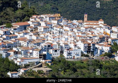 Villaggio bianco di Algatocin nella provincia di Malaga, Spagna Foto Stock