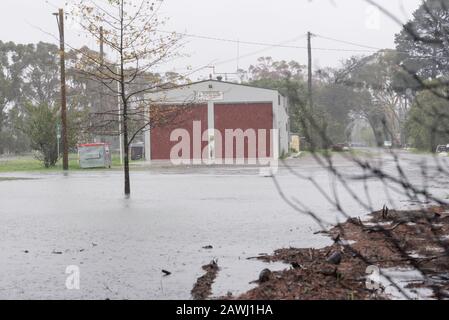 Balmoral NSW, Australia 9 febbraio 2020: Dalla siccità agli incendi boschivi e ora alle inondazioni pioggia. La città di Balmoral, New South Wales è a soli 107 km a sud di Sydney e con un certo numero di città vicine, è stato devastato da incendi boschivi nel dicembre 2019, perdendo una stima di 18 case, il 10% della città. Questa settimana le parti orientali dello stato hanno ricevuto piogge molto necessarie che hanno riempito dighe agricole e giardini verdi. Questo fine settimana anche se la pioggia è diventata torrenziale con la città che riceve 95mm oggi. Nella foto è raffigurata l'unità del servizio di fuoco rurale della città quasi circondata da crescenti piscine di pioggia. Credito Stephen Dwyer Alamy Foto Stock