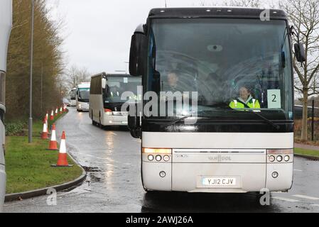 Gli autobus che trasportano evacuati di Coronavirus arrivano al Kents Hill Park Training and Conference Center, a Milton Keynes, dopo essere stati rimpatriati nel Regno Unito dalla città colpita dal coronavirus di Wuhan in Cina. Foto Stock