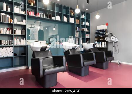 Salone di bellezza moderno e parrucchiere per donne Foto Stock