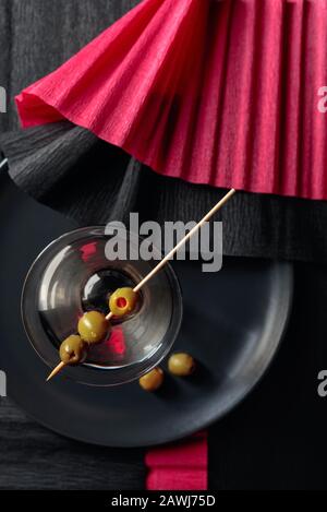 martini secco con olive verdi. Vista dall'alto, spazio di copia. Foto Stock