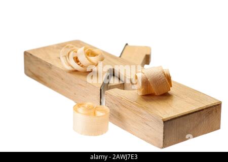 Vista ad angolo basso di un piano laterale con tre trucioli su sfondo bianco studio. Foto Stock