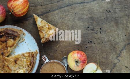 Deliziosa torta di mele americana classica appena sfornata. Vista dall'alto, stile rustico, spazio copia consept autunno Foto Stock