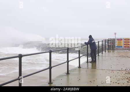 Hastings, East Sussex, Regno Unito. 09 Feb 2020. UK Weather: L'ufficio Met ha emesso un avvertimento color ambra per il vento nel sud con venti previsti di 75mph come Gale forza venti e pioggia colpito la costa sud-est di Hastings, East Sussex. ©Paul Lawrenson 2019, Photo Credit: Paul Lawrenson/Alamy Live News Foto Stock