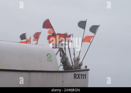 Hastings, East Sussex, Regno Unito. 09 Feb 2020. UK Weather: L'ufficio Met ha emesso un avvertimento color ambra per il vento nel sud con venti previsti di 75mph come Gale forza venti e pioggia colpito la costa sud-est di Hastings, East Sussex. Bandiere di pesca che battono nel vento. ©Paul Lawrenson 2019, Photo Credit: Paul Lawrenson/Alamy Live News Foto Stock