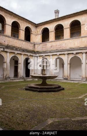 Padula, Salerno, Campania, Italia - 21 maggio 2017: Chiostro della pensione nella Certosa di San Lorenzo Foto Stock