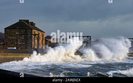 Saltcoat, Scozia, Regno Unito. 9 Febbraio 2020. Storm Ciara crea grandi onde che si infrangono sulle pareti del mare a Saltcoat in Ayrshire. I servizi ferroviari sulla ferrovia adiacente sono stati interrotti. Con l'alta marea dovuta a mezzogiorno e venti attesi per aumentare la velocità più tardi nel giorno, l'altezza delle onde sono attesi per aumentare drammaticamente Iain Masterton/Alamy Live News. Foto Stock