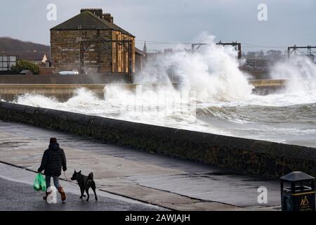 Saltcoat, Scozia, Regno Unito. 9 Febbraio 2020. Storm Ciara crea grandi onde che si infrangono sulle pareti del mare a Saltcoat in Ayrshire. I servizi ferroviari sulla ferrovia adiacente sono stati interrotti. Con l'alta marea dovuta a mezzogiorno e venti attesi per aumentare la velocità più tardi nel giorno, l'altezza delle onde sono attesi per aumentare drammaticamente Iain Masterton/Alamy Live News. Foto Stock