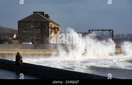 Saltcoat, Scozia, Regno Unito. 9 Febbraio 2020. Storm Ciara crea grandi onde che si infrangono sulle pareti del mare a Saltcoat in Ayrshire. I servizi ferroviari sulla ferrovia adiacente sono stati interrotti. Con l'alta marea dovuta a mezzogiorno e venti attesi per aumentare la velocità più tardi nel giorno, l'altezza delle onde sono attesi per aumentare drammaticamente Iain Masterton/Alamy Live News. Foto Stock