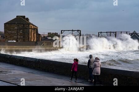 Saltcoat, Scozia, Regno Unito. 9 Febbraio 2020. Storm Ciara crea grandi onde che si infrangono sulle pareti del mare a Saltcoat in Ayrshire. I servizi ferroviari sulla ferrovia adiacente sono stati interrotti. Con l'alta marea dovuta a mezzogiorno e venti attesi per aumentare la velocità più tardi nel giorno, l'altezza delle onde sono attesi per aumentare drammaticamente Iain Masterton/Alamy Live News. Foto Stock