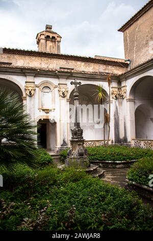 Padula, Salerno, Campania, Italia - 21 maggio 2017: Chiostro dell'antico cimitero della Certosa di San Lorenzo Foto Stock