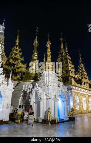 Yangon, MYANMAR - 18 GENNAIO 20202: Shwedagon Pagoda, uno stupa dorato situato a Yangon, Myanmar Foto Stock