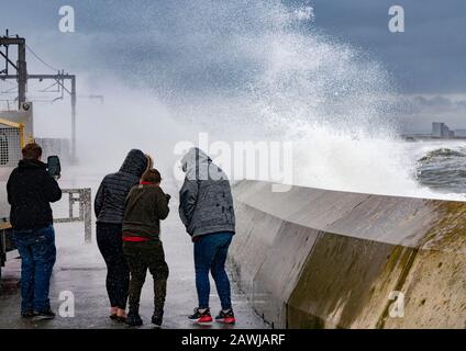 Saltcoat, Scozia, Regno Unito. 9 Febbraio 2020. Storm Ciara crea grandi onde che si infrangono sulle pareti del mare a Saltcoat in Ayrshire. I servizi ferroviari sulla ferrovia adiacente sono stati interrotti. Con l'alta marea dovuta a mezzogiorno e venti attesi per aumentare la velocità più tardi nel giorno, l'altezza delle onde sono attesi per aumentare drammaticamente Iain Masterton/Alamy Live News. Foto Stock