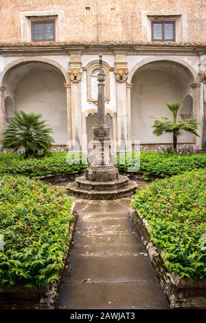 Padula, Salerno, Campania, Italia - 21 maggio 2017: Chiostro dell'antico cimitero della Certosa di San Lorenzo Foto Stock