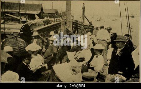 Con Speaker Cannon attraverso i tropici : una storia descrittiva di un viaggio nelle Indie Occidentali, Venezuela e Panama: Contenente vedute del Presidente sui nostri possedimenti coloniali. Tutti i passeggeri erano arrivati, e la Colonia, che aveva fatto due viaggi prima del giorno, era pronta per l'ultimo viaggio alla nave. E' successo che sia stata caricata con tutte le disposizioni con le quali la nostra larderon il Bluccher doveva essere rifornita. C'erano liveturkeys e polli, tartarughe verdi vive di dimensioni massicce, cesti di patate e pomodori, e un buon assortimento di frutta nativa, tra cui il mango an Foto Stock