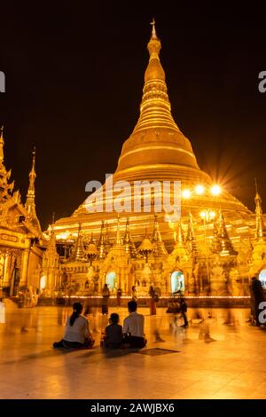 Yangon, MYANMAR - 18 GENNAIO 20202: Shwedagon Pagoda, uno stupa dorato situato a Yangon, Myanmar Foto Stock