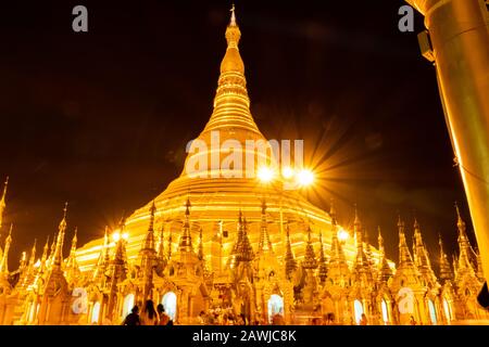 Yangon, MYANMAR - 18 GENNAIO 20202: Shwedagon Pagoda, uno stupa dorato situato a Yangon, Myanmar Foto Stock