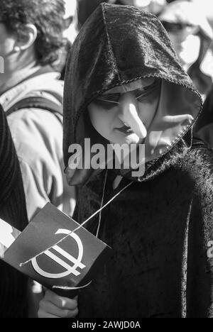 Amsterdam, Paesi Bassi - 15 ottobre 2011: Manifestazioni e manifestazioni ad Amsterdam. Il movimento Occupy è stata una protesta spontanea mondiale contro la disuguaglianza economica e contro il modo in cui agisce il settore finanziario globale. Il movimento è iniziato negli Stati Uniti e si è diffuso in molti paesi e città. Sabato 15 ottobre 2011 circa 1000 persone si sono riunite in Beursplein. Come parte del reportage che ho fatto lì, ho catturato alcuni volti nella folla. È qualcosa che faccio spesso quando fotografo grandi eventi pubblici. Tutte queste persone erano lì, ognuna per le proprie ragioni. Ognuno di questi fac Foto Stock