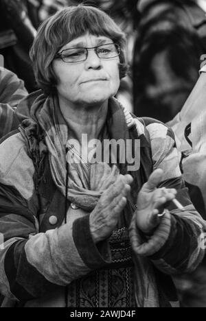 Amsterdam, Paesi Bassi - 15 ottobre 2011: Manifestazioni e manifestazioni ad Amsterdam. Il movimento Occupy è stata una protesta spontanea mondiale contro la disuguaglianza economica e contro il modo in cui agisce il settore finanziario globale. Il movimento è iniziato negli Stati Uniti e si è diffuso in molti paesi e città. Sabato 15 ottobre 2011 circa 1000 persone si sono riunite in Beursplein. Come parte del reportage che ho fatto lì, ho catturato alcuni volti nella folla. È qualcosa che faccio spesso quando fotografo grandi eventi pubblici. Tutte queste persone erano lì, ognuna per le proprie ragioni. Ognuno di questi fac Foto Stock