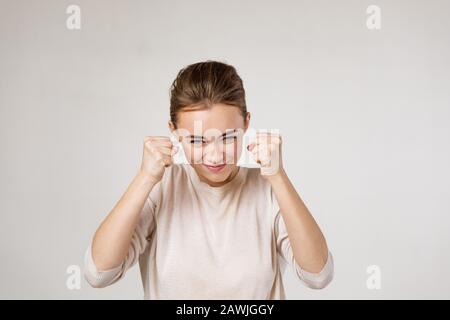 Ritratto di giovane donna arrabbiata con pugni alzati pronti a combattere Foto Stock