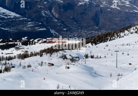 Bourg-Saint-Maurice nella valle sotto la stazione sciistica Les Arcs, Francia Foto Stock